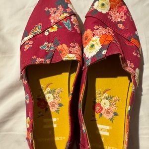 Tom’s women’s flower flats size 6
